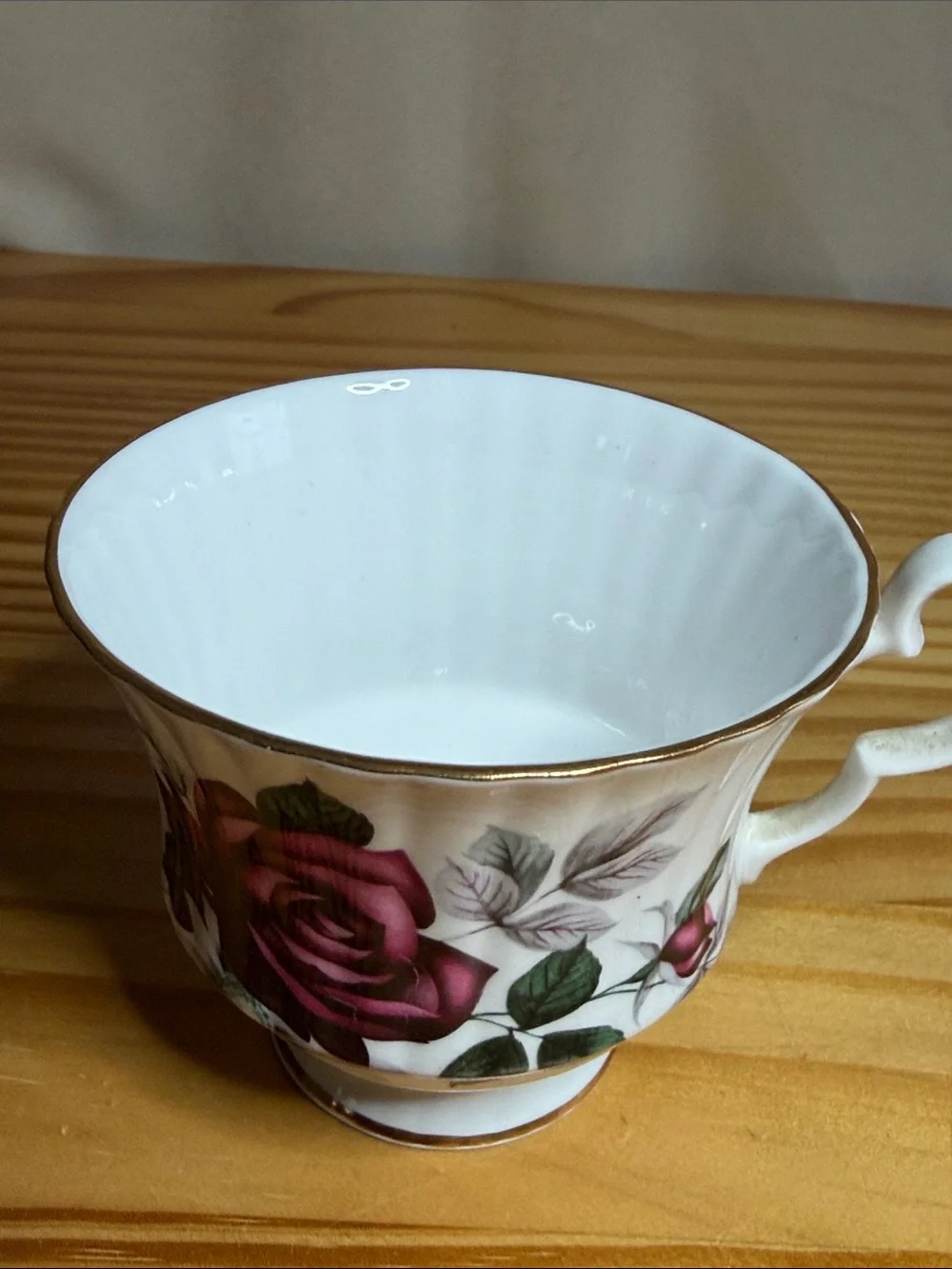 Vintage Royal Windsor Fine Bone China Teacup & Saucer Set - Red Roses England